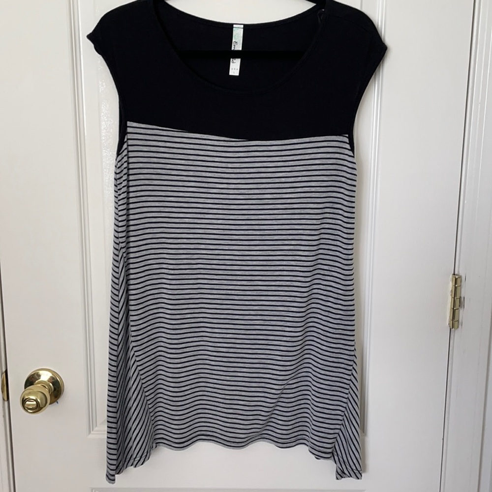 Adorable sleeveless tunic top. Like NEW